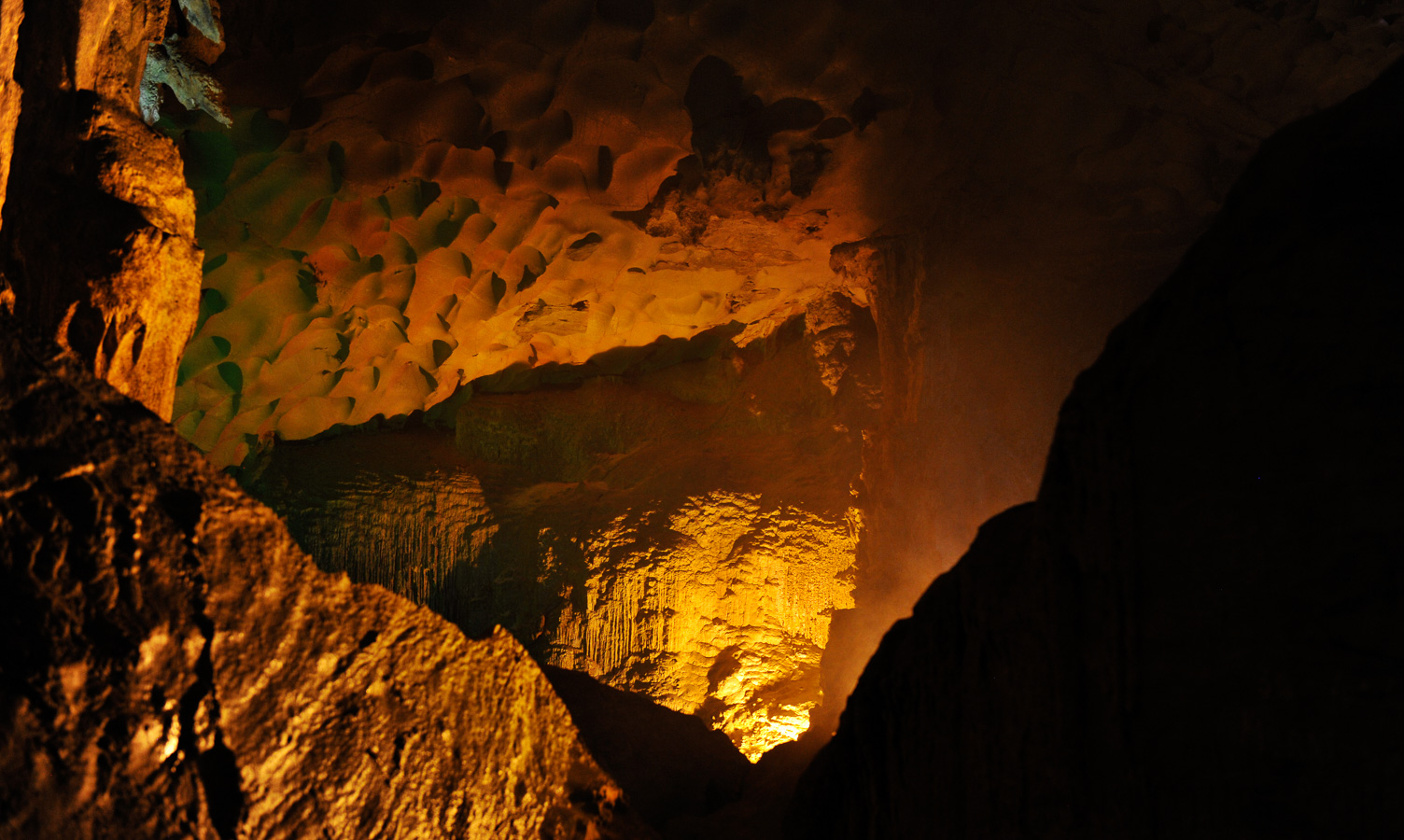 Halong Bay [50 mm, 1/60 sec at f / 4.0, ISO 1600]